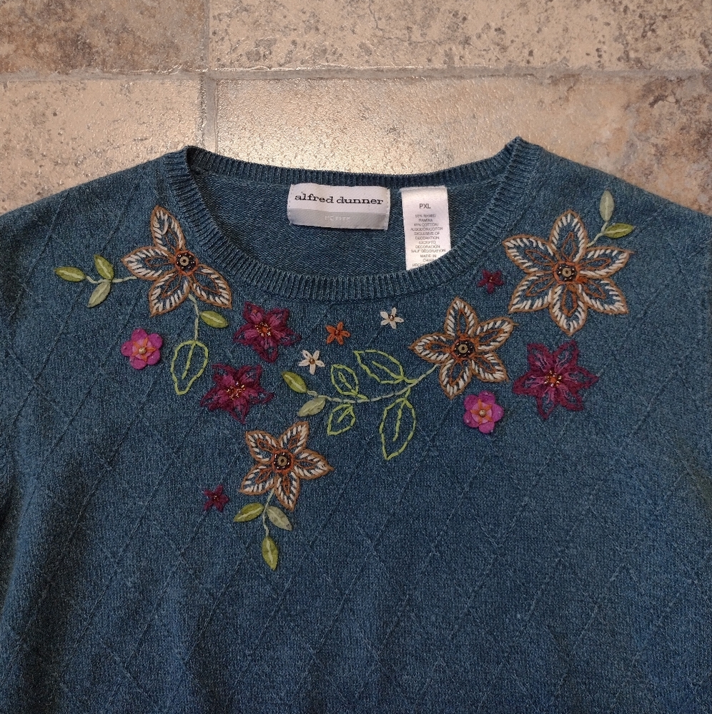 Embroidered floral sweater size PXL